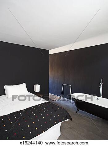 Stockfotografering soveværelse, hos, sort, mure, og, badekar ...