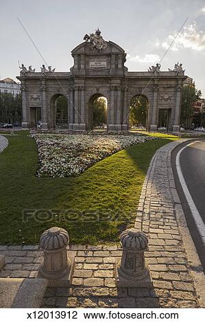 Puerta Alcala Dans Madrid à Coucher Soleil Banque Dimage