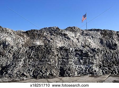 dirty-snow-pile-in-a-wisconsin-parking-s