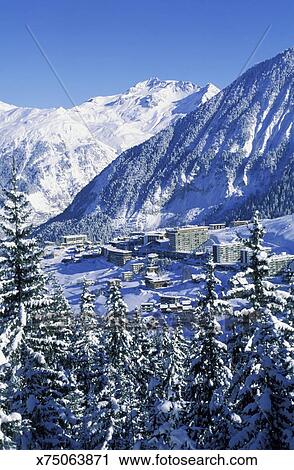 éloigné Village Montagne Dans Hiver Savoie France Banque Dimage