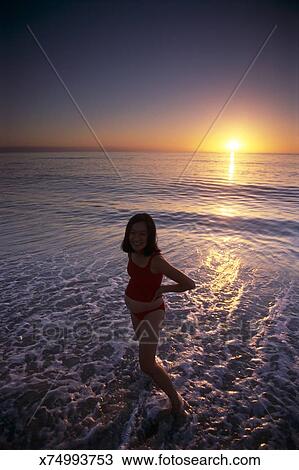 Femme Enceinte Dans Maillot De Bain Debout Sur Plage Banque Dimage