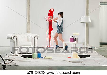 Junge Frau Spritzen Rote Farbe Weiss Wand Stock Bild