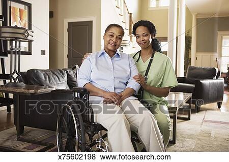 Krankenschwester Mit Frau In Rollstuhl Hause Stock Foto
