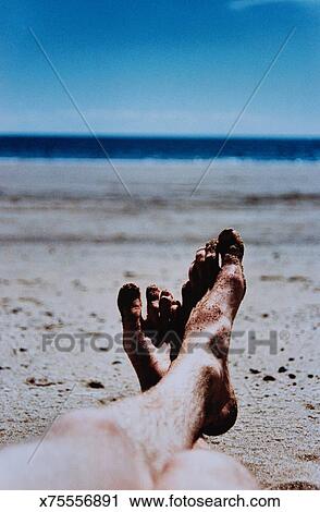 Homme Jambes Sur Plage Banque Dimage