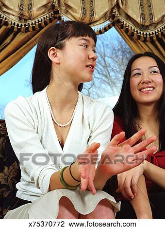 影像- 二女谈论, 在, 客厅 x75370772 - 搜寻摄影