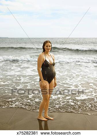 Femme Enceinte Debout Sur Plage Par Mer Banque Dimage