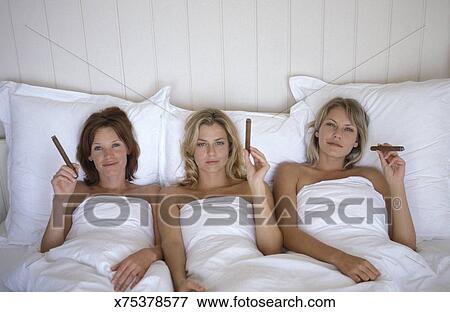 mujeres-mentira-en-cama-fumar-foto__x