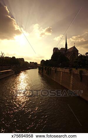 Silhouette De Cathédrale Dame Au Dessus Les Seine à Coucher Soleil Paris Banque De Photo