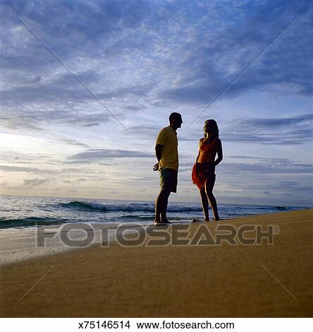 Homme Femme Sur Plage Coucher Soleil Image