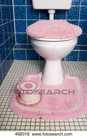 A Toilette Mit Flaumig Rosa Setzen Decke Und Teppich Stock