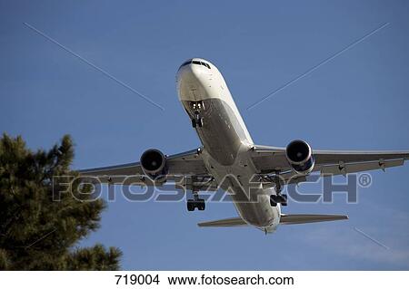 An airplane making a descent View Large Photo Image Picture - An airplane making a descent. Fotosearch