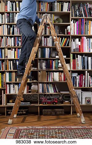 A 梯子の上で上っている人 中に A 家 図書館 写真館 イメージ館 9038 Fotosearch