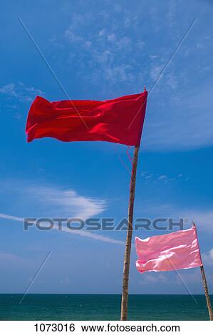 有色人種 旗 はためくこと 風 上に A 浜 画像コレクション Fotosearch