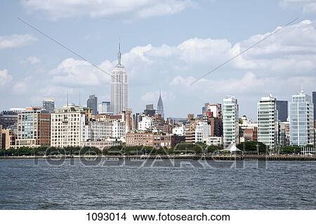Picture - Manhattan skyline seen from across the East River. Fotosearch