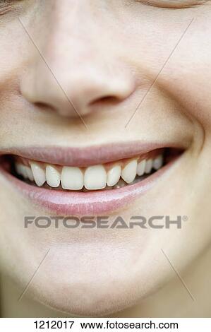 A にっこり笑う 若い女性 クローズアップ の 彼女 口 写真館 イメージ館 Fotosearch