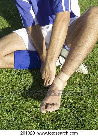 A サッカープレーヤー テーピング の上 彼の 足首 ストックイメージ 10 Fotosearch