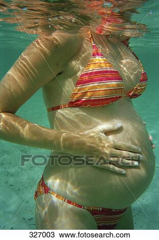 妊婦 水中に沈められる 中に プール ストックイメージ Fotosearch