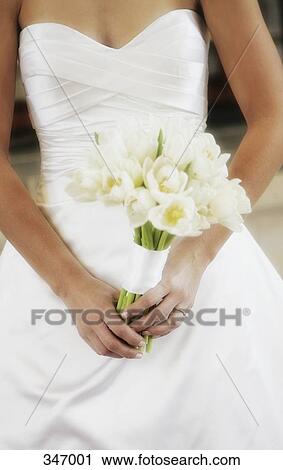 Mariée Tenir Bouquet Fleurs Banque Dimage