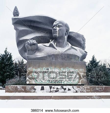 Picture - Soviet statue of Lenin. Fotosearch