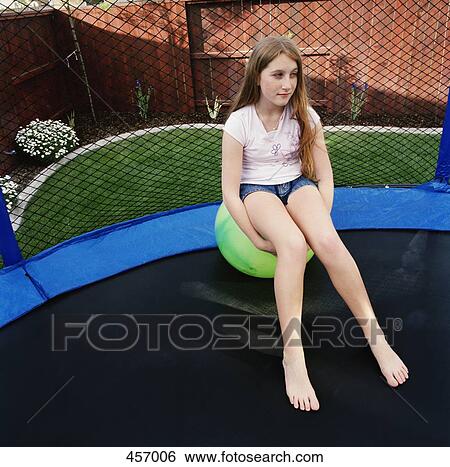 niño en una silla sentado y una pelota debajo niño en una silla sentado y una pelota debajo