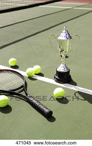 A 銀のトロフィー A テニスラケット そして ボール 上に A テニスコート ストックフォト 写真素材 Fotosearch