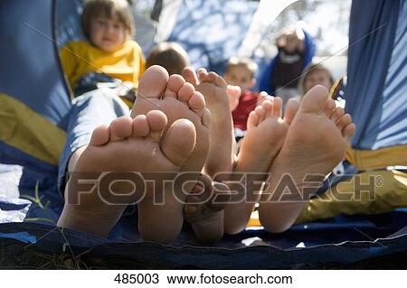 Ansicht Von Kinder Fusse Stossen Heraus Von A Zelt Stock Bild Fotosearch