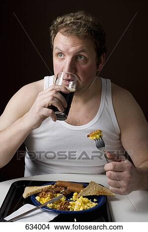 Stereotipo Inglese Mangiare Colazione Inglese E Bere Uno Pinta Immagine Fotosearch