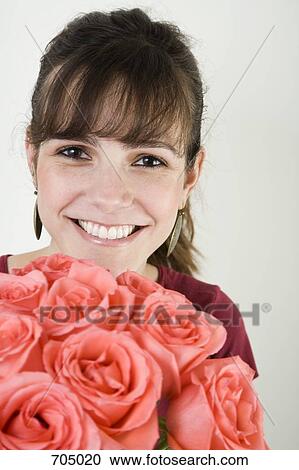 A ラテンアメリカ人 女性の保有物 A ばらの花束 ストックイメージ 7050 Fotosearch