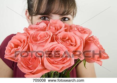 A ラテンアメリカ人 女性の保有物 A ばらの花束 写真館 イメージ館 Fotosearch