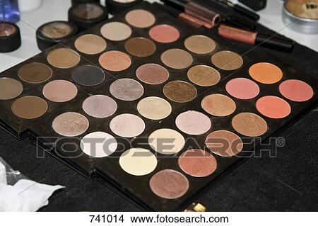 Picture - A make up tray. Fotosearch
