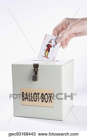 人 手 差し込むこと A トランプ に A 投票箱 ストックイメージ Gwc Fotosearch