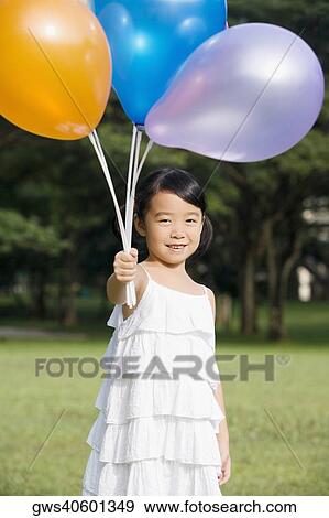 肖像画 の A 女の子 保有物 風船 そして 微笑 写真館 イメージ館 Gws Fotosearch