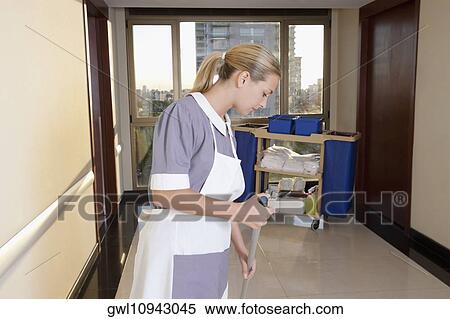 管理人 清掃 廊下 の A 病院 ストックフォト 写真素材 Gwl Fotosearch