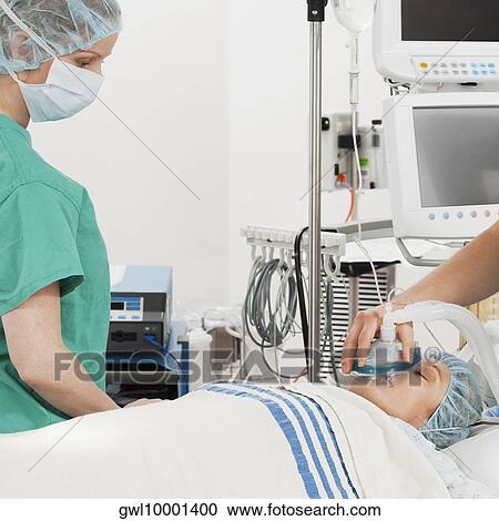 麻酔医 使うこと 酸素マスク 上に A 患者 中に A 病院 ストックイメージ Gwl Fotosearch