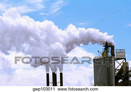 Stock Image - Paper pulp mill emitting smoke, North Benol, Oregon, USA. Fotosearch