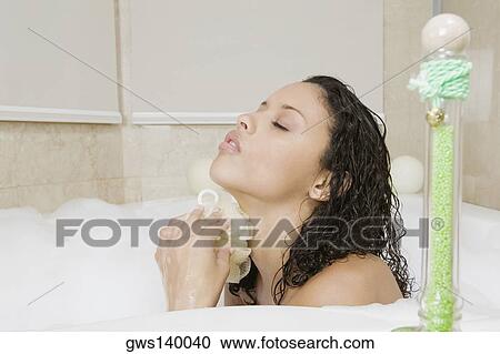 サイドプロフィール の A ティーンエージャーの少女 こすって洗う 彼女 体 中に 浴槽 ストックイメージ Gws Fotosearch