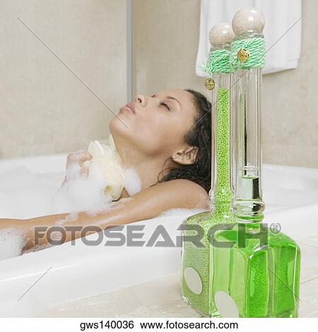 サイドプロフィール の A ティーンエージャーの少女 こすって洗う 彼女 体 中に 浴槽 画像コレクション Gws Fotosearch