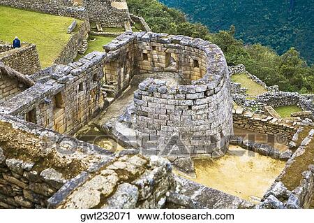 Vista De Angulo Alta De El Ruinas De Un Templo Templo Del Sol Machu Picchu Urubamba Valle Cuzco Peru Coleccion De Imagen Gwt232071 Fotosearch