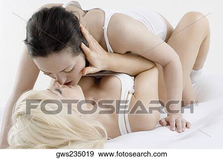 女性 同性愛の カップル Romancing ベッド 写真館 イメージ館 Gws Fotosearch