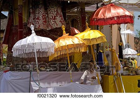 Stock Image - Indonesia, Bali, Klungkung, Kori Agung Tankash temple, Saraswati festival. Fotosearch