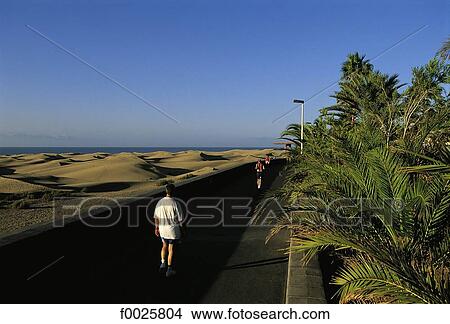 Picture - Spain, Canary Islands, Gran Canaria, Maspalomas, jogging on the seafront promenade. Fotosearch