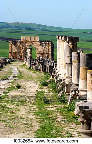 Picture - Morocco, Volubilis, arch of triumph. Fotosearch
