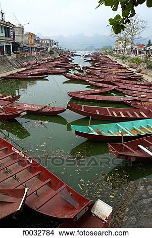 Picture - Vietnam, Hoa Binh, near Hanoi, Perfume mountain, boats. Fotosearch