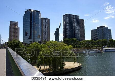 Stock Image - France, Paris (75), Ile de France, ile des cygnes, statue of liberty. Fotosearch