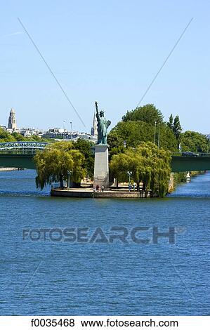Stock Photo - France, Paris (75), Ile de France, ile des cygnes, statue of liberty. Fotosearch