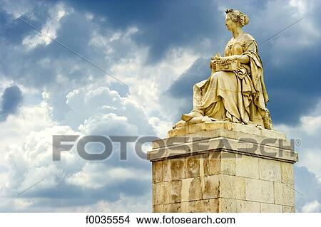 Picture - France, Paris (75), Ile de France, statue. Fotosearch