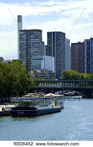 Stock Image - France, Paris (75), Ile de France, pont de grenelle. Fotosearch
