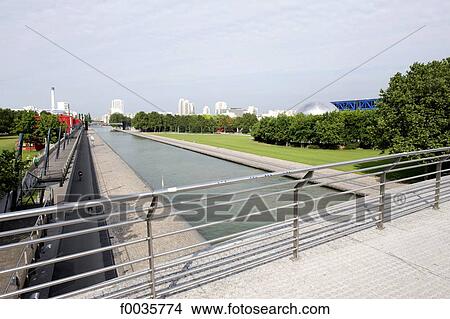 Picture - France, Paris, Ourcq canal, la Villette basin. Fotosearch