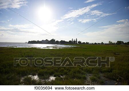 Picture - France, Poitou Charentes, estuary of Talmont sur Gironde. Fotosearch