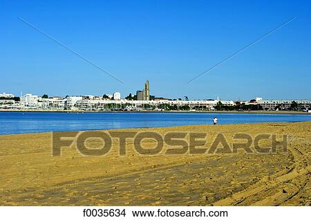 Picture - France, Poitou Charentes, Royan, beach of Grande Conche and church of Notre Dame. Fotosearch